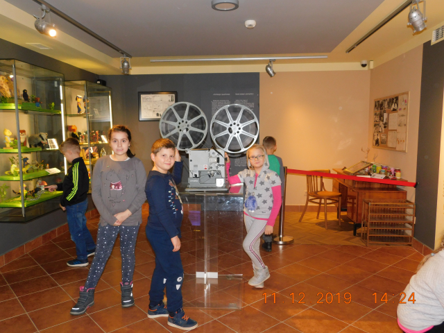 Zdjęcie dzieci w muzeum dobranocek