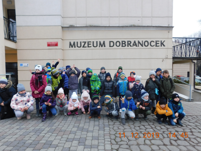 Zdjęcie grupowe dzieci w muzeum dobranocek