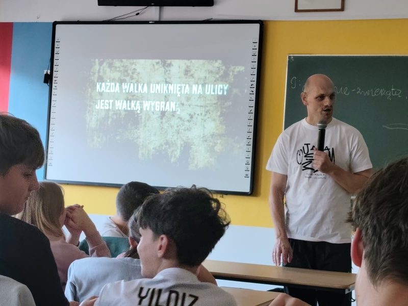 prowadzący rozmawia z uczniami